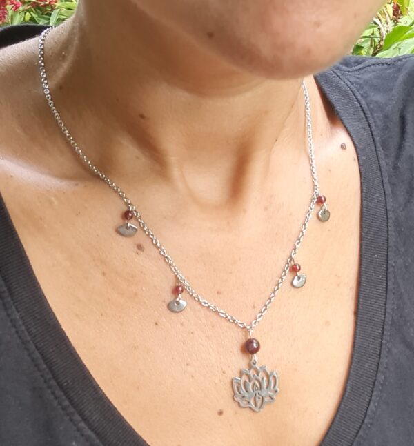 Collier Fleur de lotus grenat AA spécial ancrage