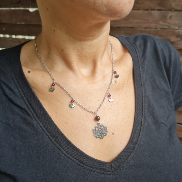 Collier Fleur de lotus grenat AA spécial ancrage – Image 2