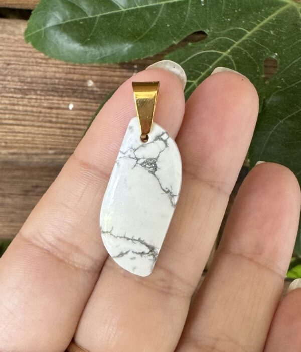 Pendentif doré Howlite A