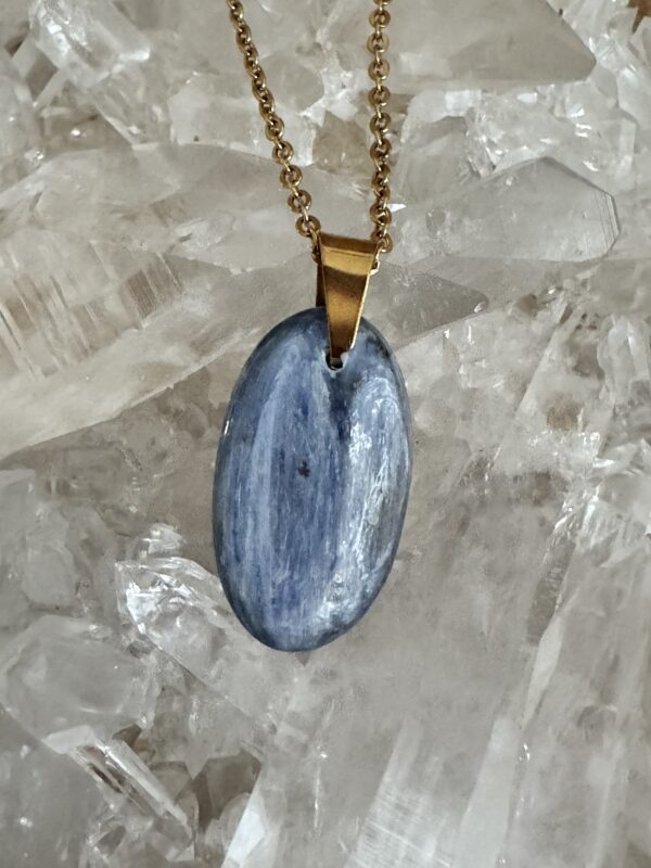 Pendentif doré Cyanite