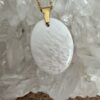 Pendentif doré Scolecite blanche A