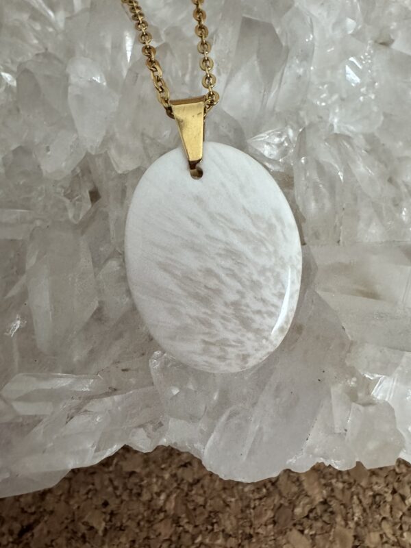 Pendentif doré Scolecite blanche A